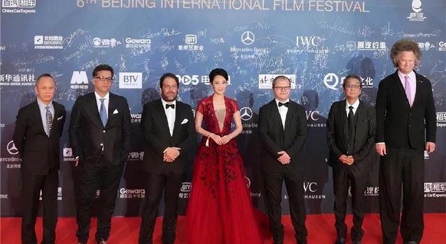 许晴穿红服走红毯性感优雅！51岁冰冻女神身材火辣