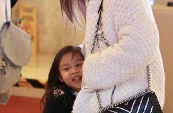 39岁李小璐太会装嫩，白外套配运动裤青春减龄，看着不像孩子妈