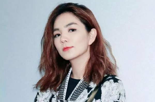 Ella“全裸”直播生子，多人围观陪产：“当妈都不容易！”