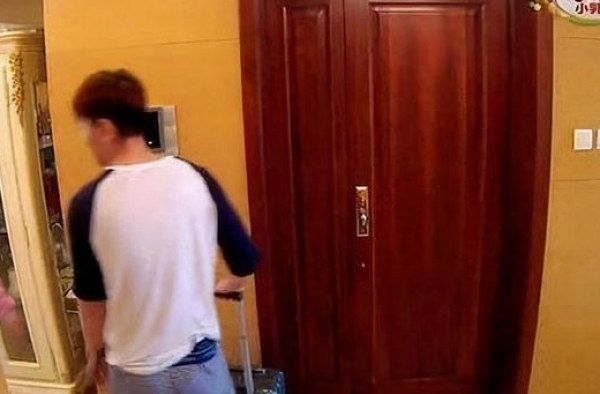 参观李小璐曾经住的豪宅，客厅还铺黄色地毯，装修布置很＂奇葩＂