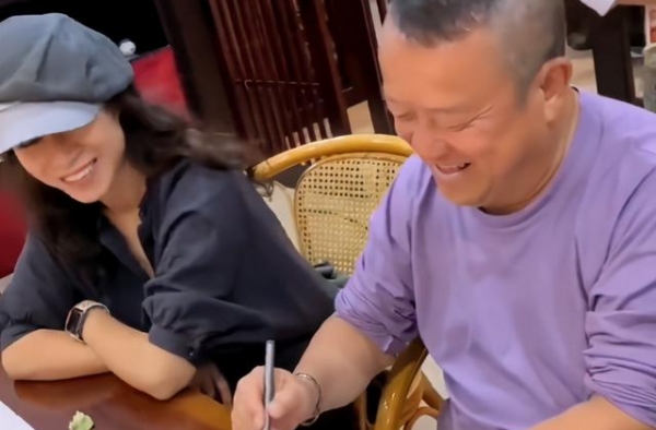 67岁曾志伟现身存茶，美女作陪谈笑风生，下坡要人搀扶险站不稳