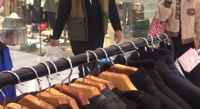 大衣哥儿媳背万元名牌包现身，被嘲难掩土气，老公身后跟随像保镖