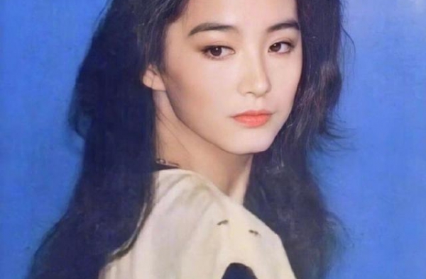 林青霞社交平台晒昔日美照 引网友直呼“仙女”