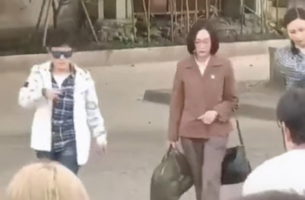 周迅拍摄《功勋》首度曝光“屠呦呦”造型，端庄朴素年代感十足