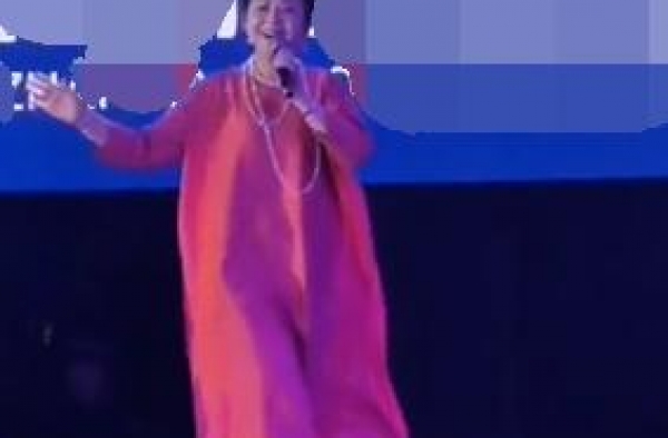 58岁董文华商演，舞台简陋在台上摔倒！被扶起后继续演唱好拼命