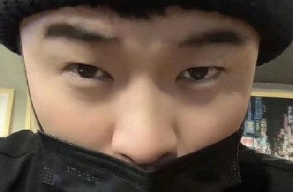 结婚5年陈赫首晒张子萱，深夜秀恩爱，张子萱遮挡严实不敢露面？