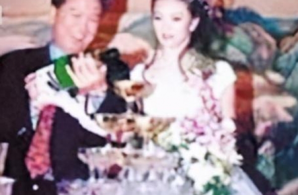 46岁王艳被拍扶腰状态差，给婆婆洗脚被儿子辱骂的她当真很惨？