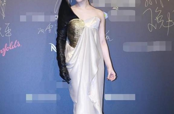 范冰冰盛装亮相，却遭现场冷落，昔日红毯女王与姚晨合影遭拒？