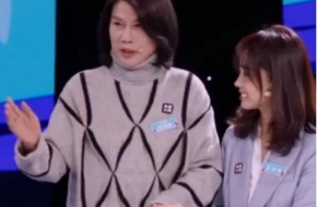 董明珠与央视记者王冰冰同框，金镯子抢眼，30岁冰冰嫩过高中生