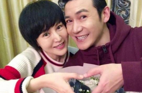 花了21年的时间，才让丈夫出名现在她穿着婚纱看起来美极了