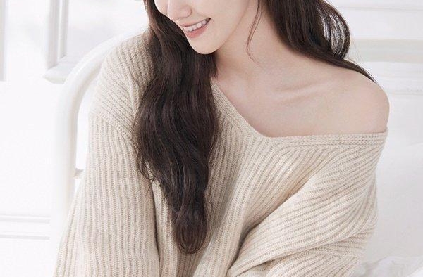 30岁的少女！林允儿《嘉人》画报公开，大秀香肩、清纯美貌