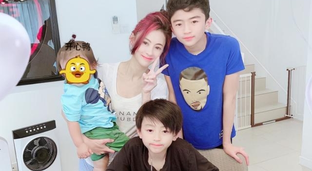 张柏芝幼子Marcus生日，多张正面照流出，眉宇间很像谢霆锋