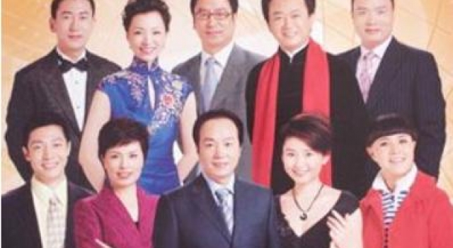 知名女主持人，上衣出现“大”失误，张国立硬是60分钟没转头