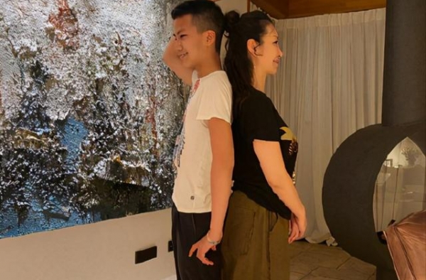 胡军儿子康康，12岁身高超过妈妈：为什么星二代都长得这么高？