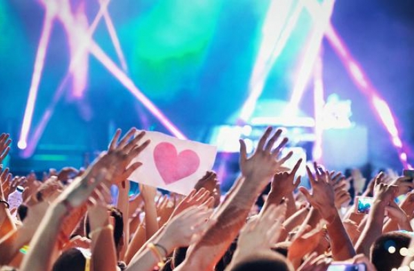 当“流量偶像”成为“全民公敌”，是时候遏制“暴力”造星了