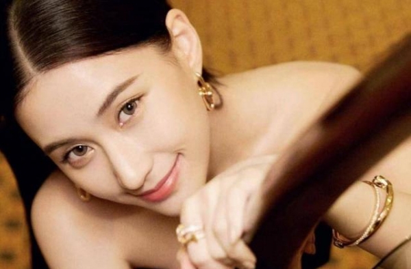 赌王千金变中国好女友？何超莲深夜晒照，工作时也不忘cue窦骁