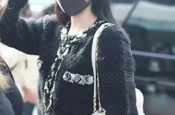 鞠婧祎走机场翻车！短开衫搭牛仔裤，元奈穿成＂大头娃娃＂了