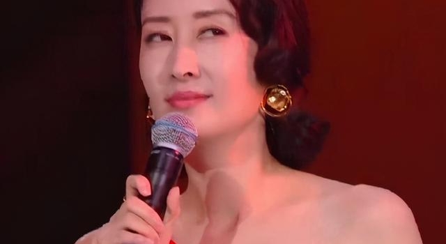 44岁刘敏涛优雅知性，白衬衫配流苏半身裙，瞬间年轻十岁