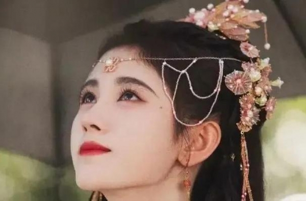 为了半永久美貌连表情都不做：鞠婧祎这样“演”是逼人自戳双目？