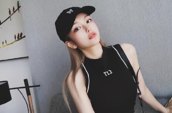 顶级名媛周扬青＂丑＂上热搜！穿圆领紧身衣惨翻车，短脖子伤不起