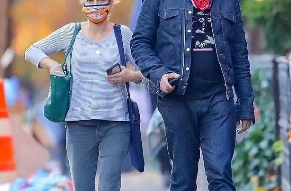 他凭《死亡诗社》成名，前妻是女神乌玛·瑟曼，二婚却娶了保姆