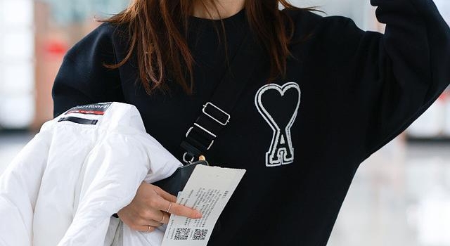 金晨拒绝张继科后现身机场 元气满满笑容甜