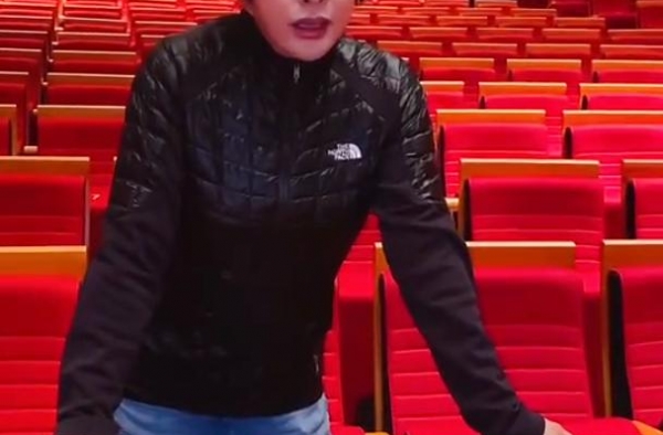65岁刘晓庆演25岁角色，身段婀娜气质佳，自称本就年轻没整容