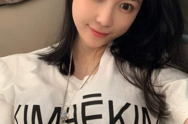 宣云晒沙发慵懒自拍照，五官精致气质佳，老公潘玮柏点赞回应