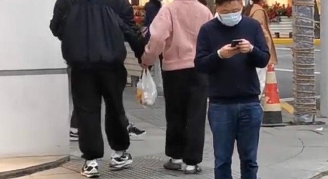 邓超孙俪低调逛街被偶遇，全程恩爱牵手，保温杯配拖鞋好接地气