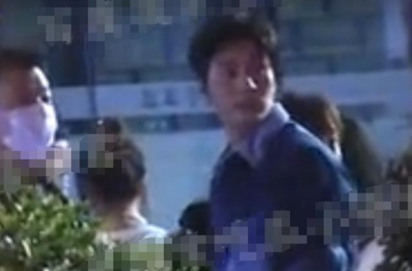 陈坤深夜与友聚会，获美女主动投怀送抱吓到傻眼，被调侃艳福不浅