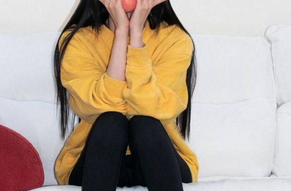 杨幂新照再度美翻天！穿无痕裤腿和胳膊一样细，这身材太让人羡慕