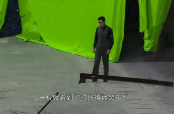 38岁胡歌片场路透照曝光，罕见露面身材大变，贴身马甲很紧绷