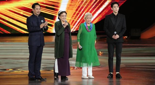 刚刚，第33届中国电影金鸡奖正式开幕……