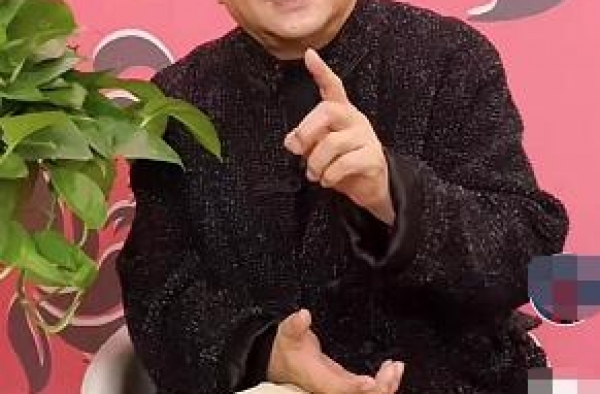 住四合院身价超10亿？王刚回应了！曾被张铁林爆料收藏赝品太多
