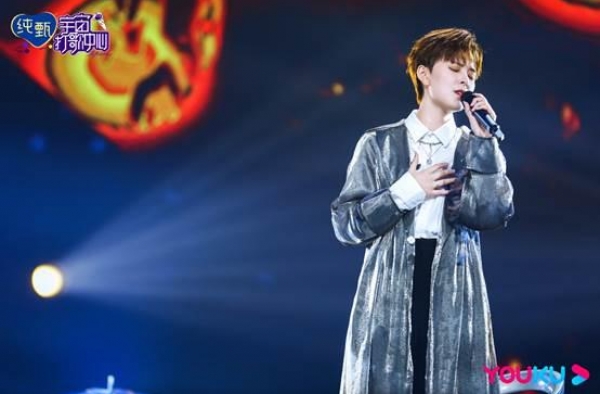 《宇宙打歌中心》面孔乐队现场实力超群，杨芸晴现场表演魔性舞蹈
