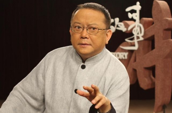王刚10亿身价假的？四合院都是租的，网友：你家里的古董？