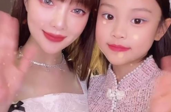 李小璐与女儿床上打架，母女互踢扭成一团，卡通睡衣少女范十足