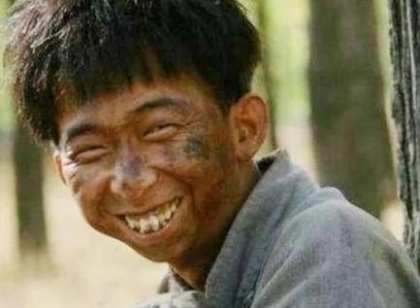 娱乐圈第一“丑星”，个子不到160，却身家10亿迎娶美娇妻