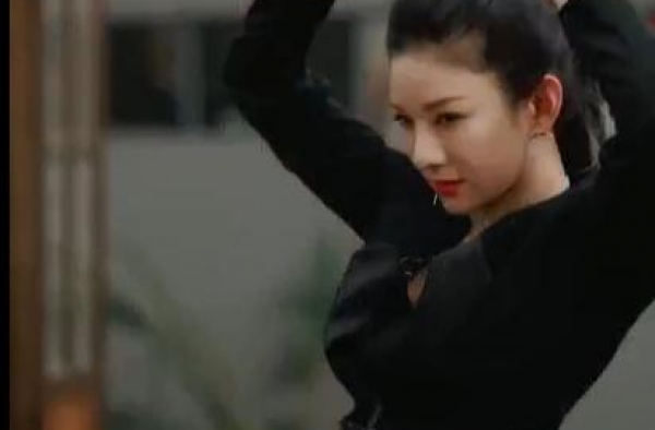 黄奕不顾形象跳热舞，把尔冬升吓到四仰八叉，惨遭好友马伊琍调侃