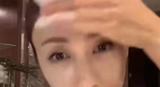 49岁黎姿卸妆晒素颜，状态超好，身后豪宅浴室令人羡慕