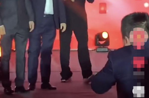 成龙罕见跑小商演捞金，舞台设施简陋落魄，现场毫无秩序乱成一团