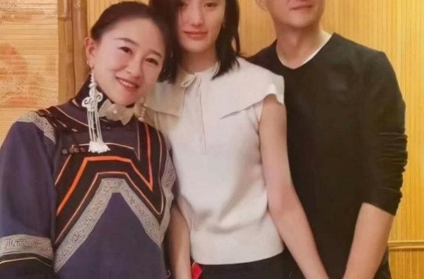 李亚鹏新恋情曝光后，女儿李嫣更改社交账号简介：错误的一代人
