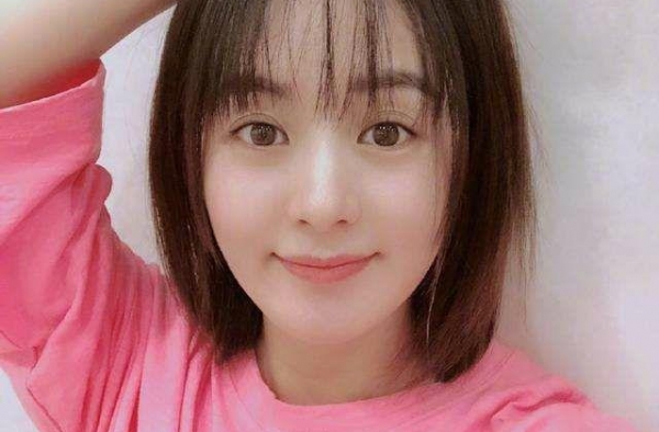 赵丽颖素颜照被公开，看到素颜的她，网友：上天欠我个邻家姑娘