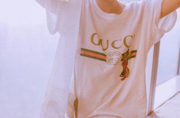 最惨“豪门阔太”，丈夫出轨患癌抑郁，留下一儿一女从28楼跳下