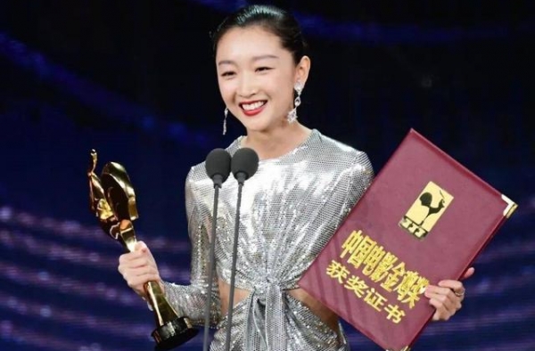 她不但是谋女郎，还是最年轻的“三金大满贯得主”