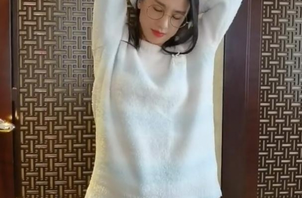37岁黄圣依疑怀三胎，身材干瘦四肢纤细，唯独小腹圆润赘肉明显