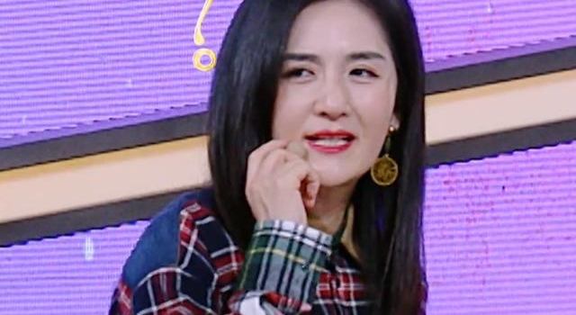 谢娜的肚子又没了？快本中脱下宽松外套后，弹幕君疯狂了