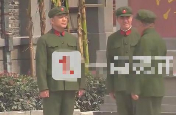 《亮剑》主演罕见同框，李幼斌何政军再穿军装，一瞬间回忆杀满满
