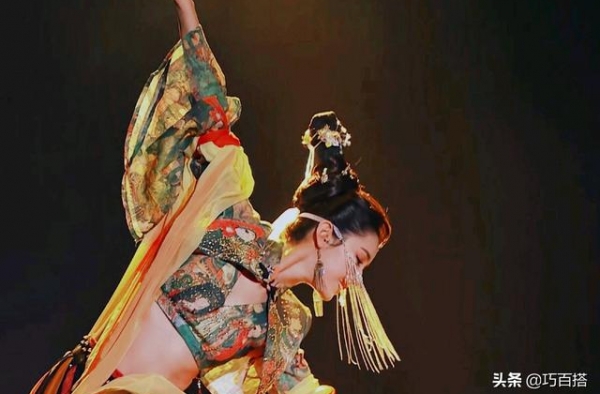 一舞成名的哈尼克孜，亮相金鸡奖闭幕式，身穿蓬蓬裙仿若外逃公主