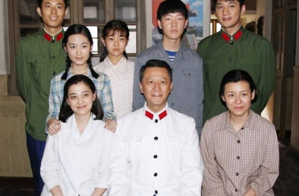 40岁董洁又演十几岁少女？扎麻花辫被嘲，网友：可以媲美刘嘉玲